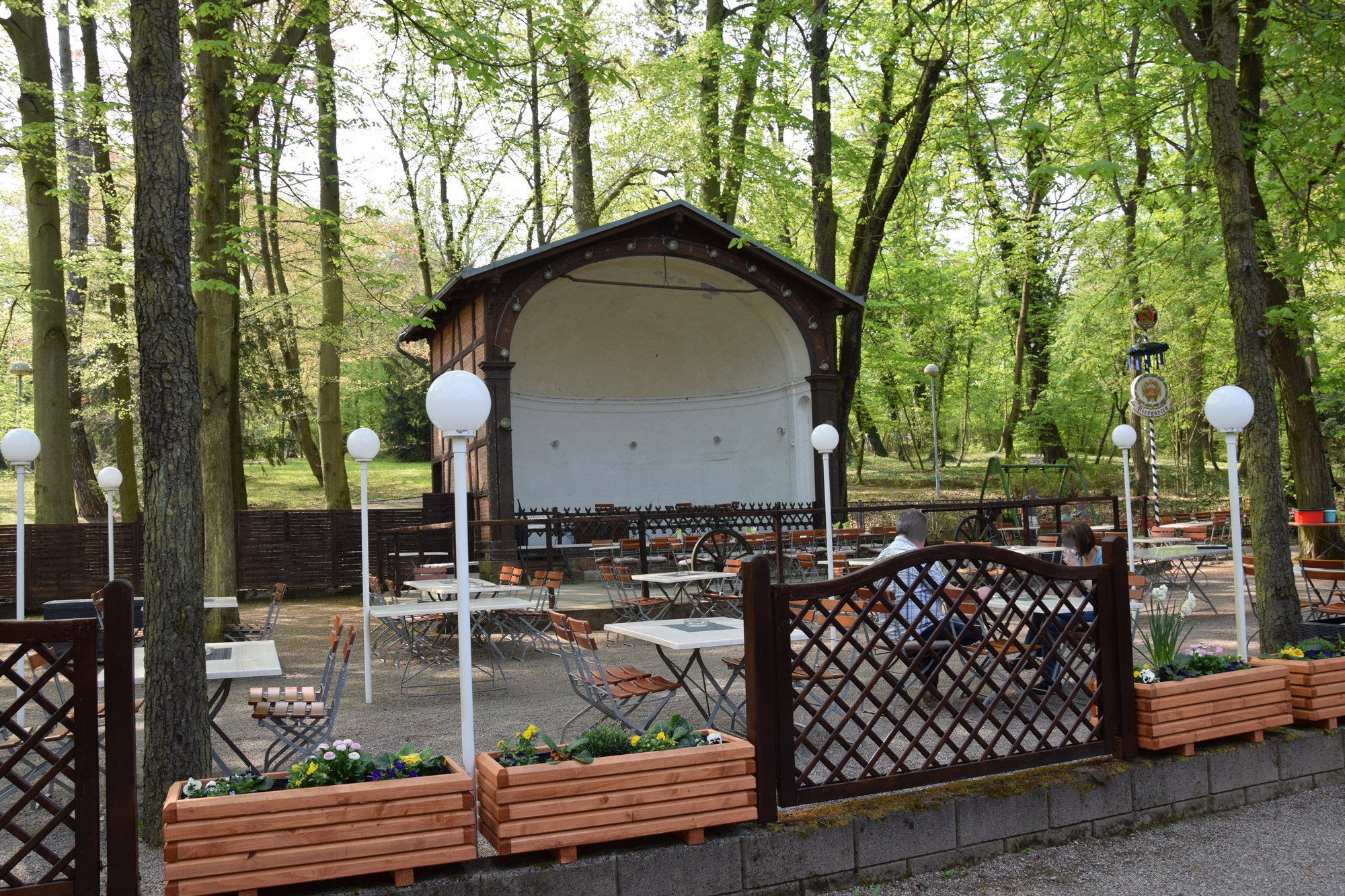 Bühne im Biergarten