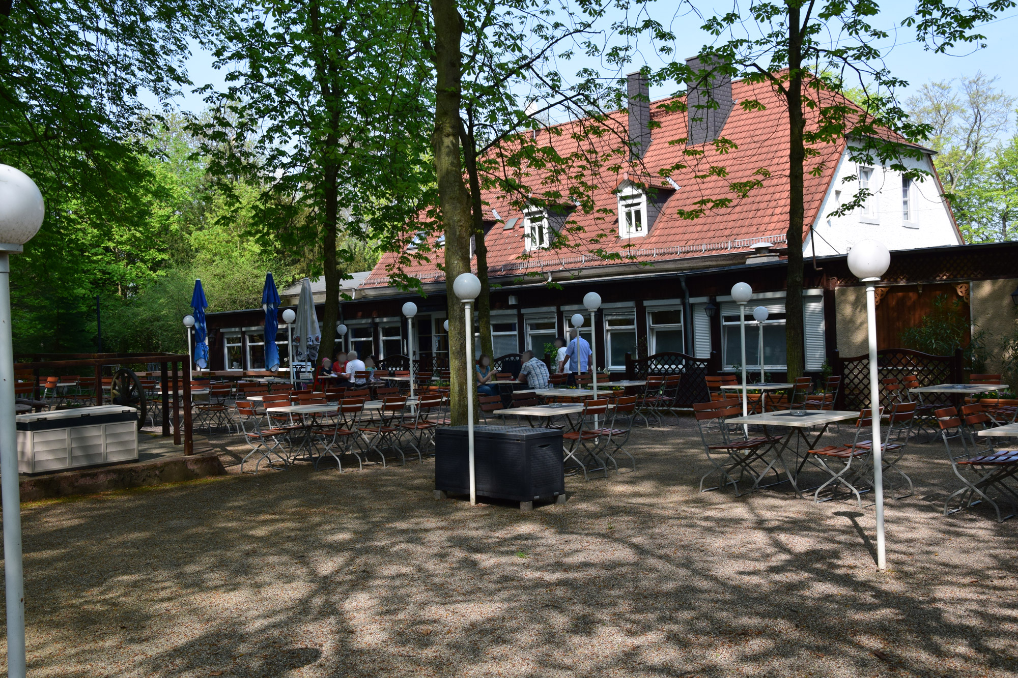 Außenansicht mit Biergarten